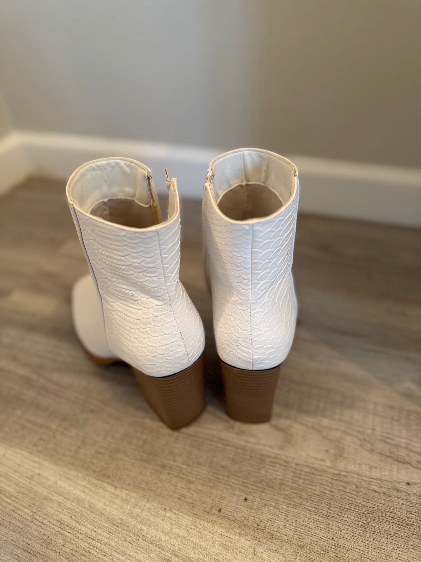 Pierre Dumas Cammy Ankle Boot Women’s Size 8 White