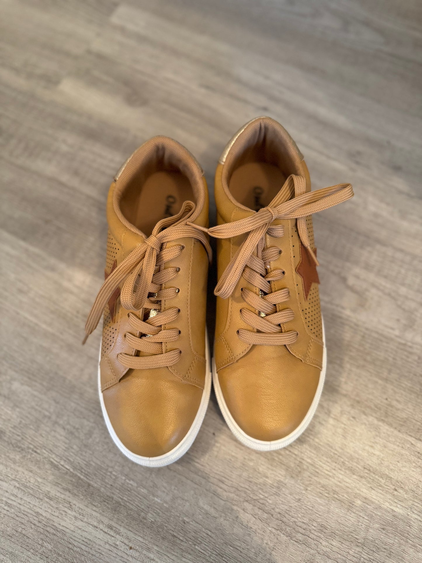 Lightweight Casual Sneaker w Star Women’s Size 8 Cognac