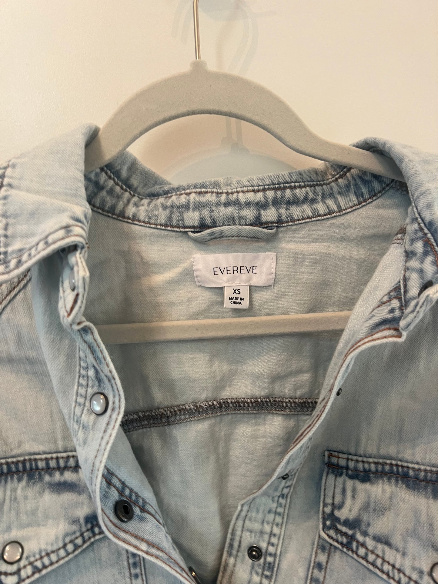 Evereve Button Front Short Sleeve Jean Top Women’s Size XS Light Wash