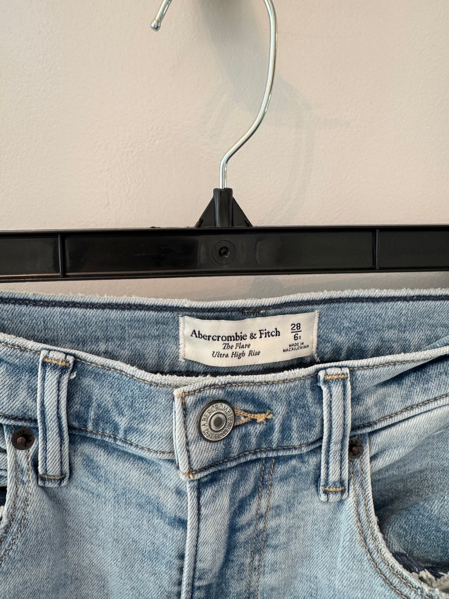 Abercrombie & Fitch Ultra High Rise Flare Jeans Women’s 6/28 Reg