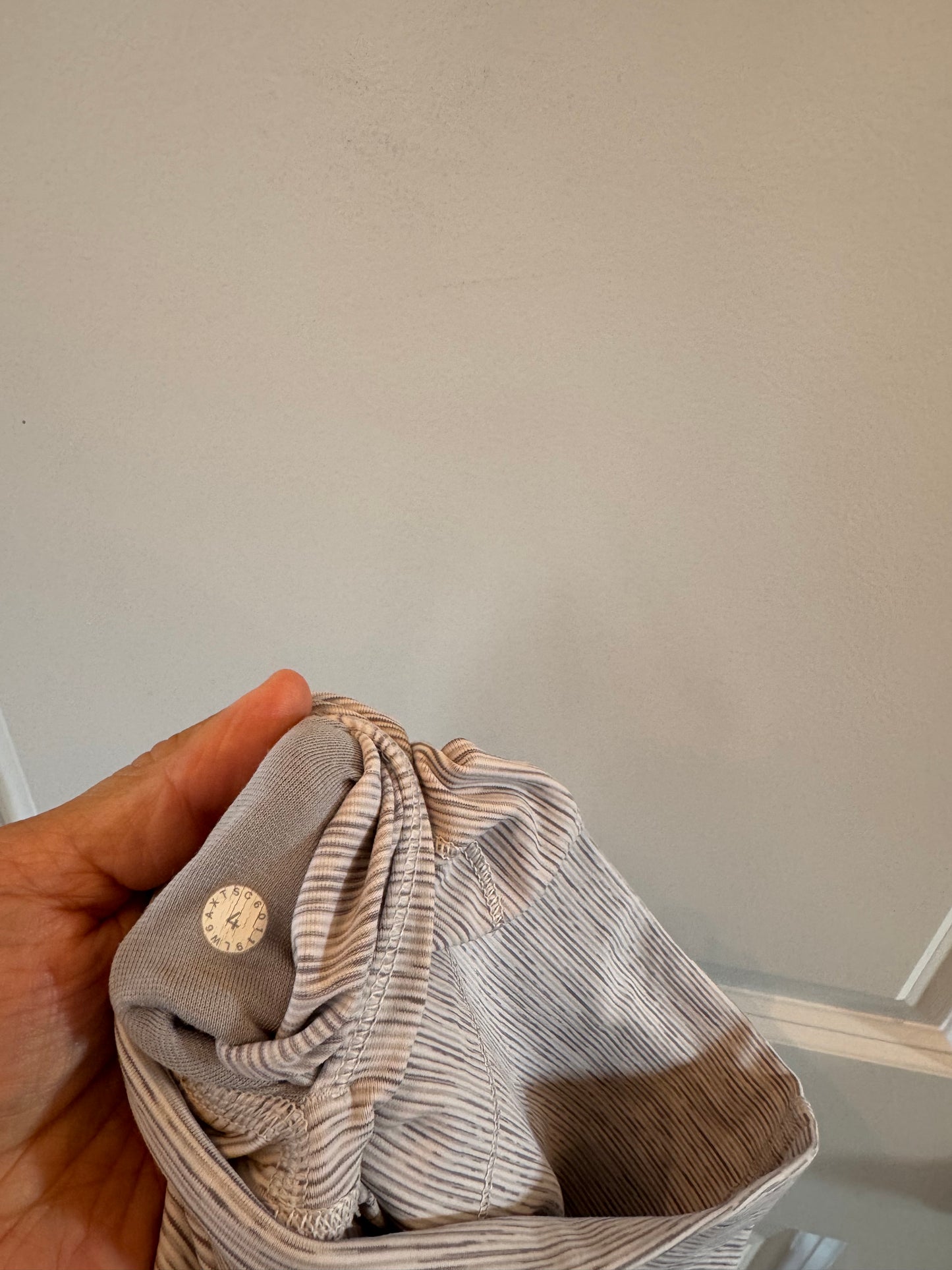 Lululemon Stripe Crop Leggings Women’s Size 4 Gray