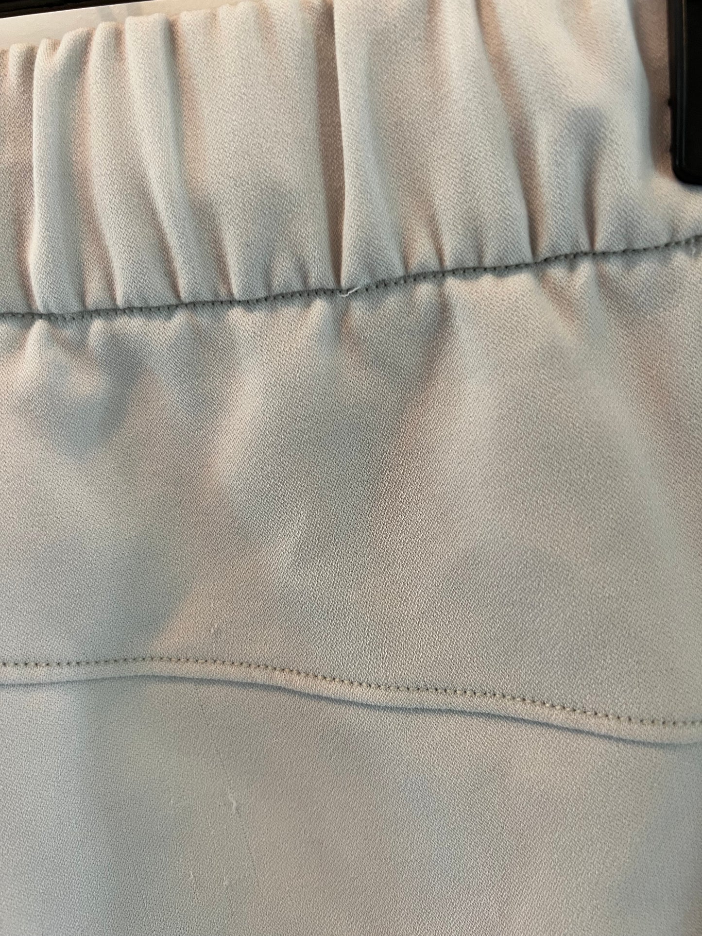 Lululemon On The Fly Short 2.5” Women’s Size 6 (Small) Dark Chrome