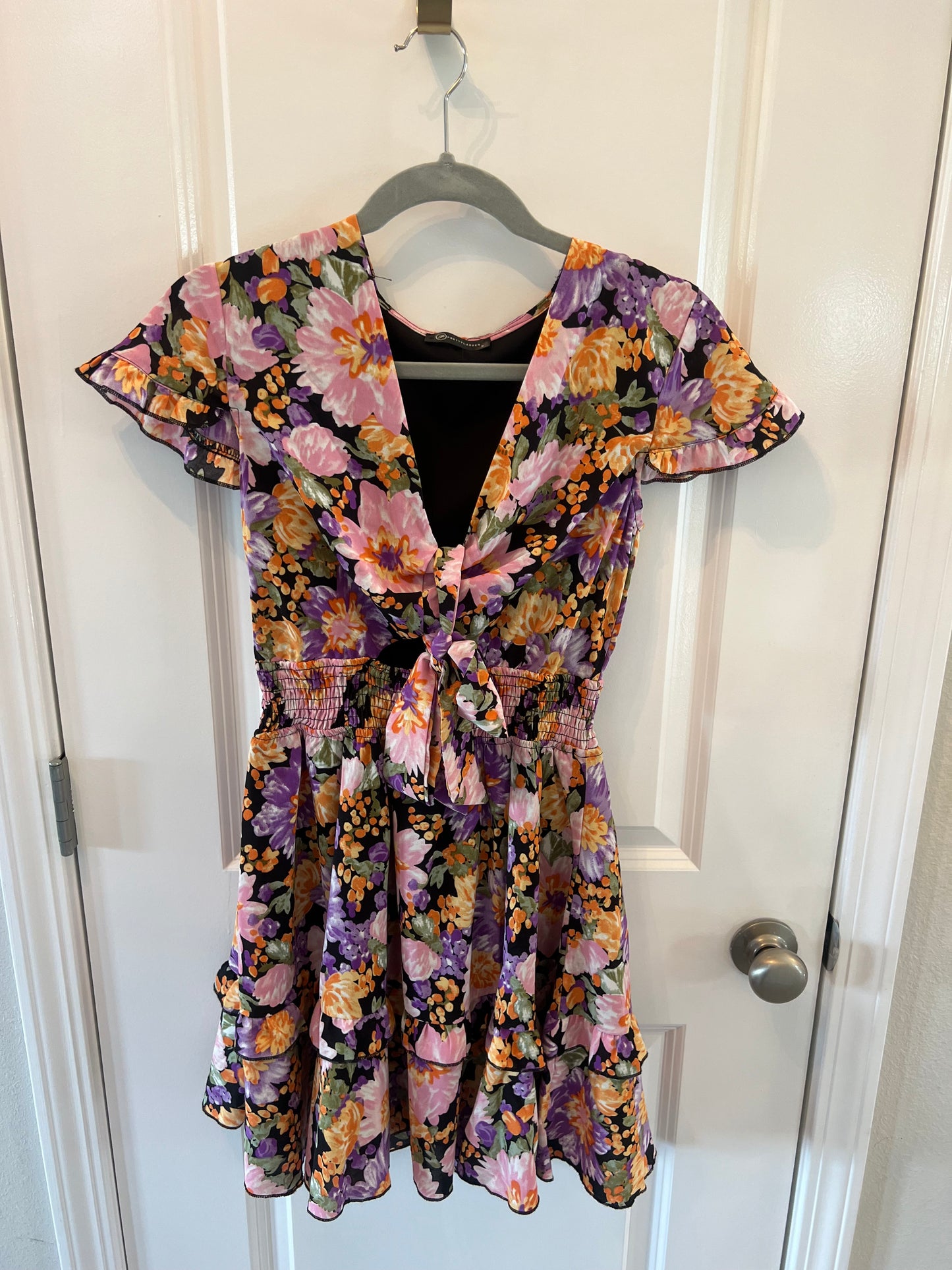 Tie Front Floral Dress w Flutter Sleeves Women’s Size Small Black Multi