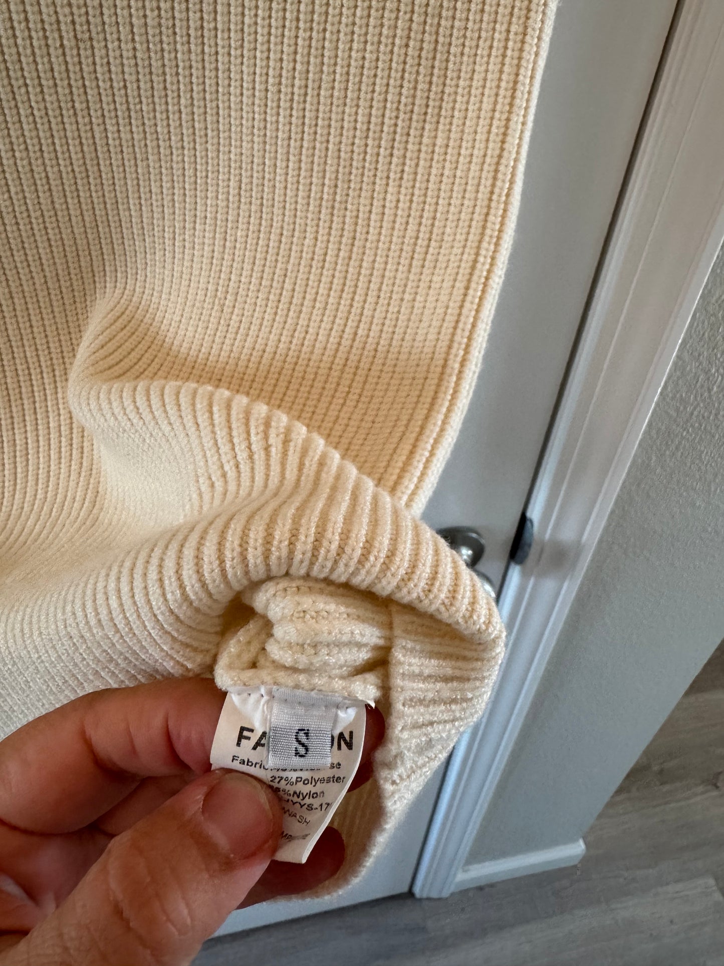 Women’s Sweater Top Size Small