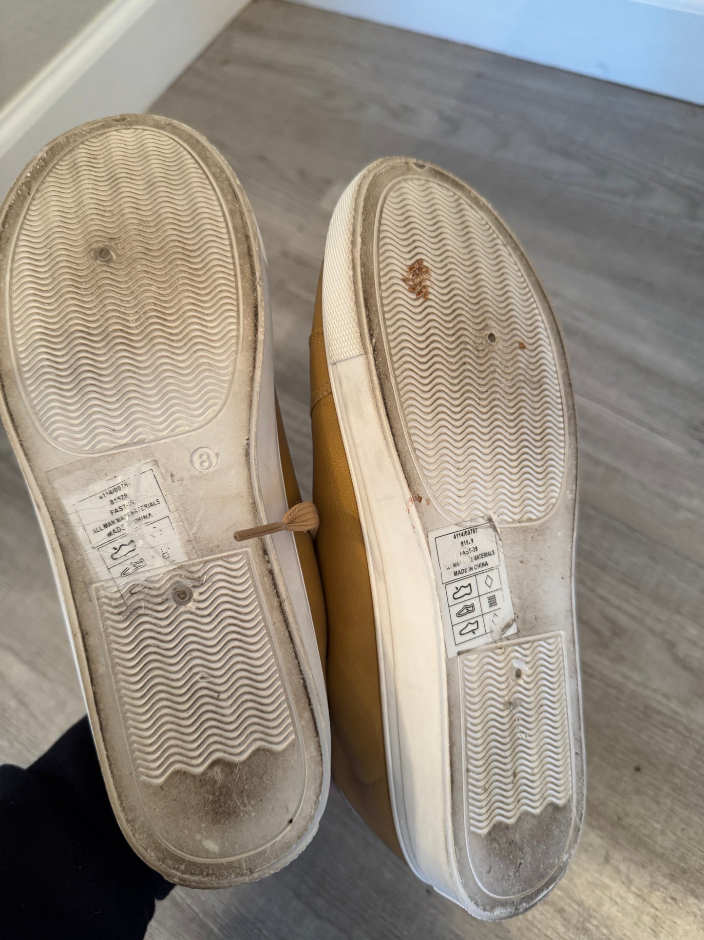 Lightweight Casual Sneaker w Star Women’s Size 8 Cognac