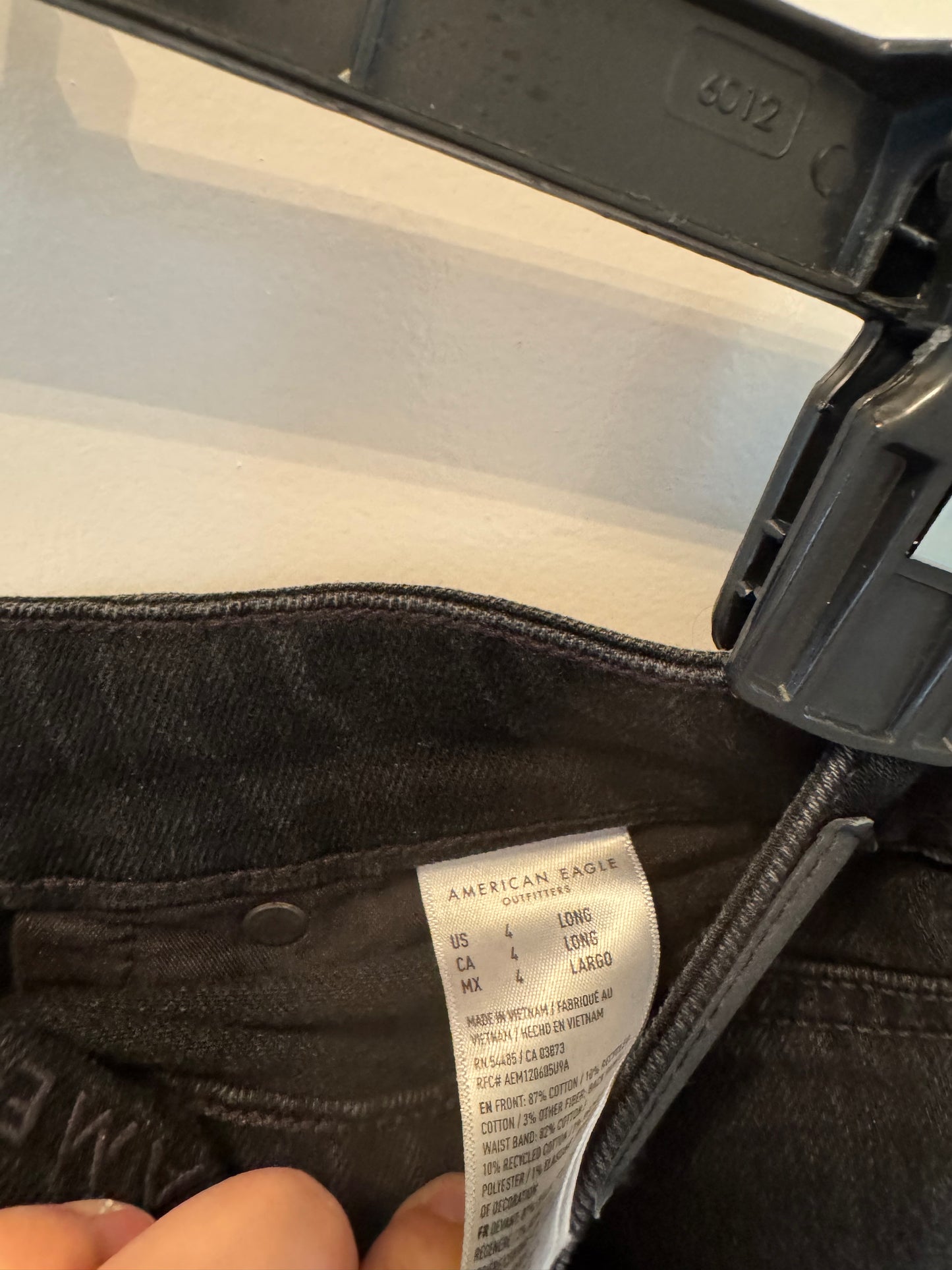 American Eagle Wide Leg Jeans w Raw Hem Women’s 4 Long Black
