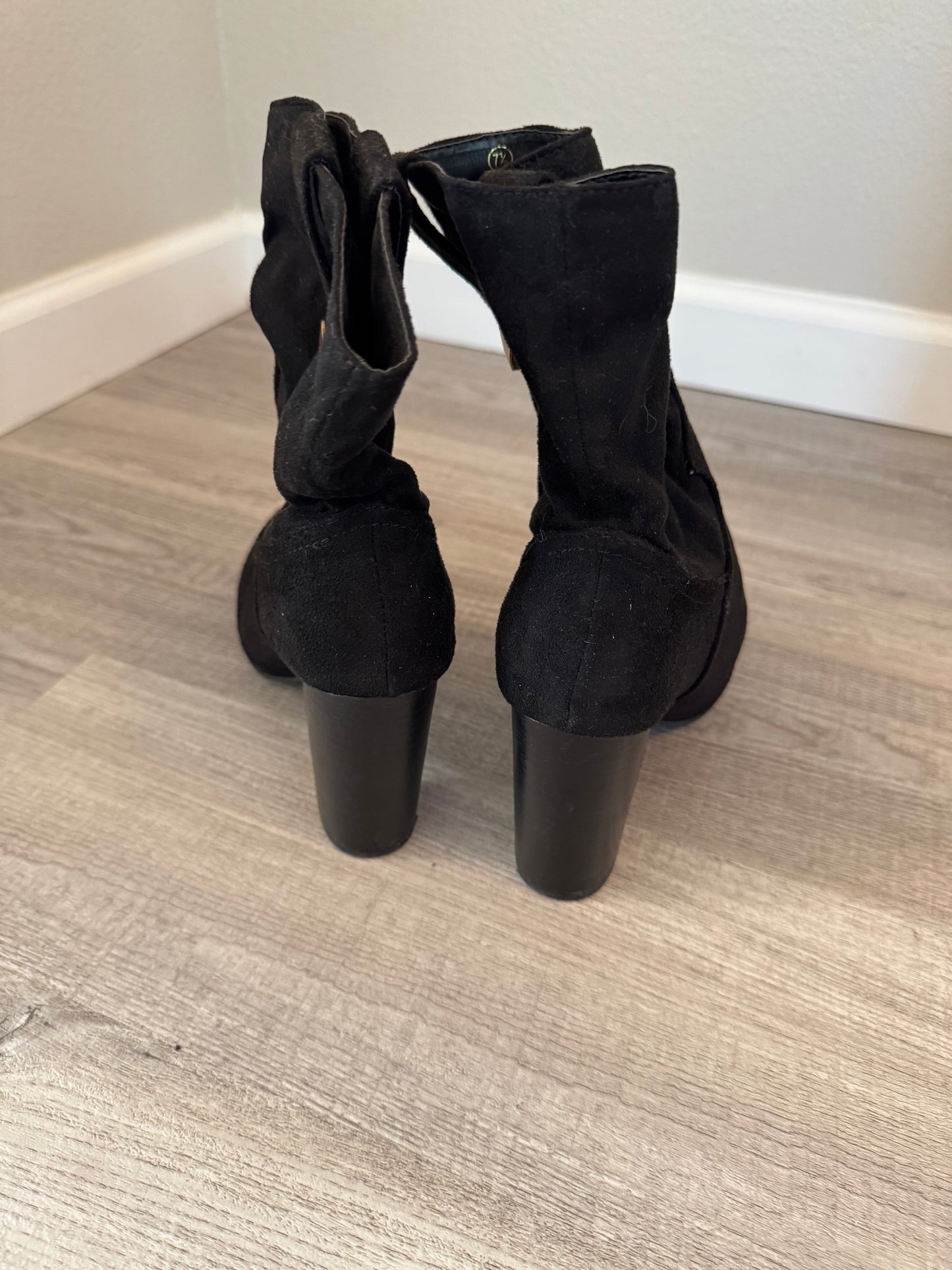 Lulu’s Taryne Suede Booties Women’s Size 7.5 Black