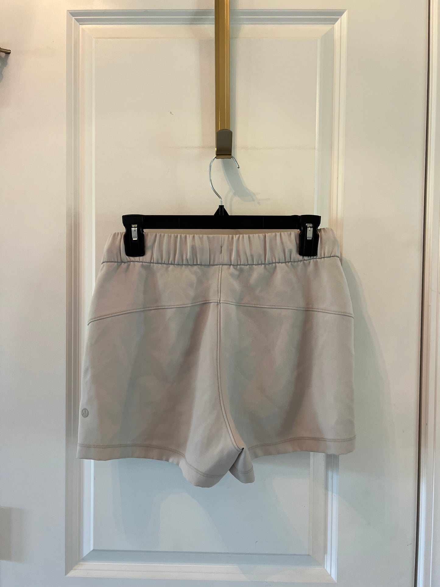 Lululemon On The Fly Short 2.5” Women’s Size 6 (Small) Dark Chrome