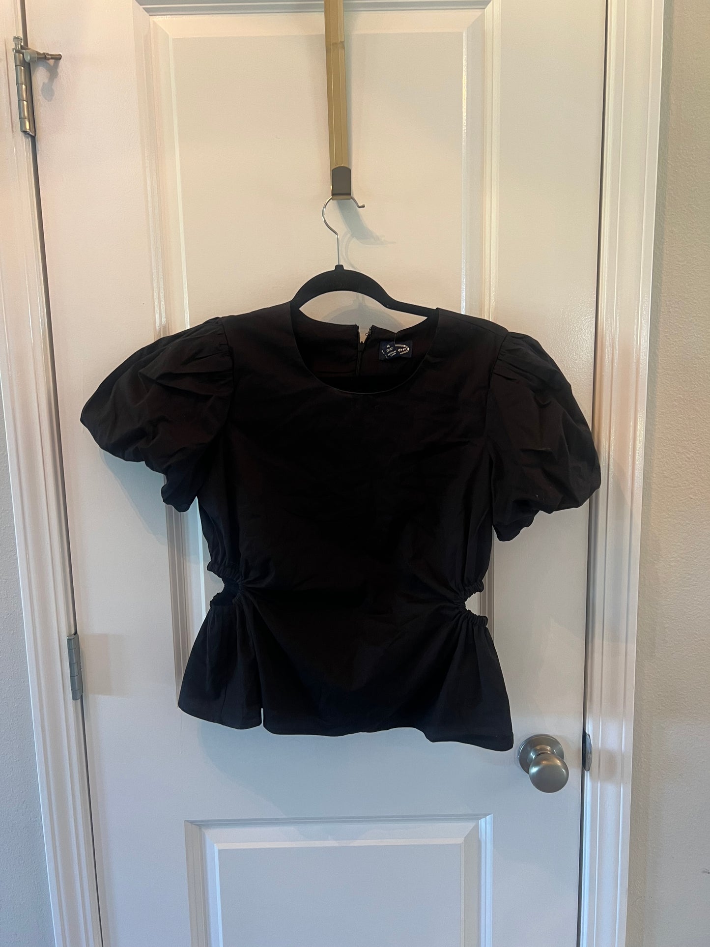 Puff Sleeve Top w Cutouts Women’s Size Medium Black