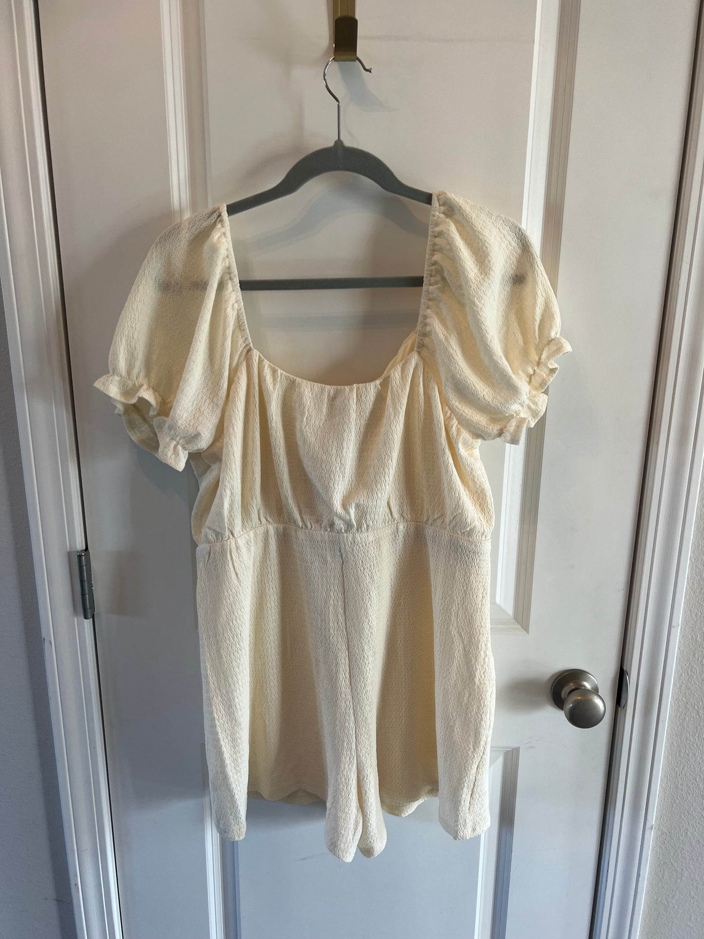 Very J Romper w Puff Sleeves Women’s Large Cream NWT