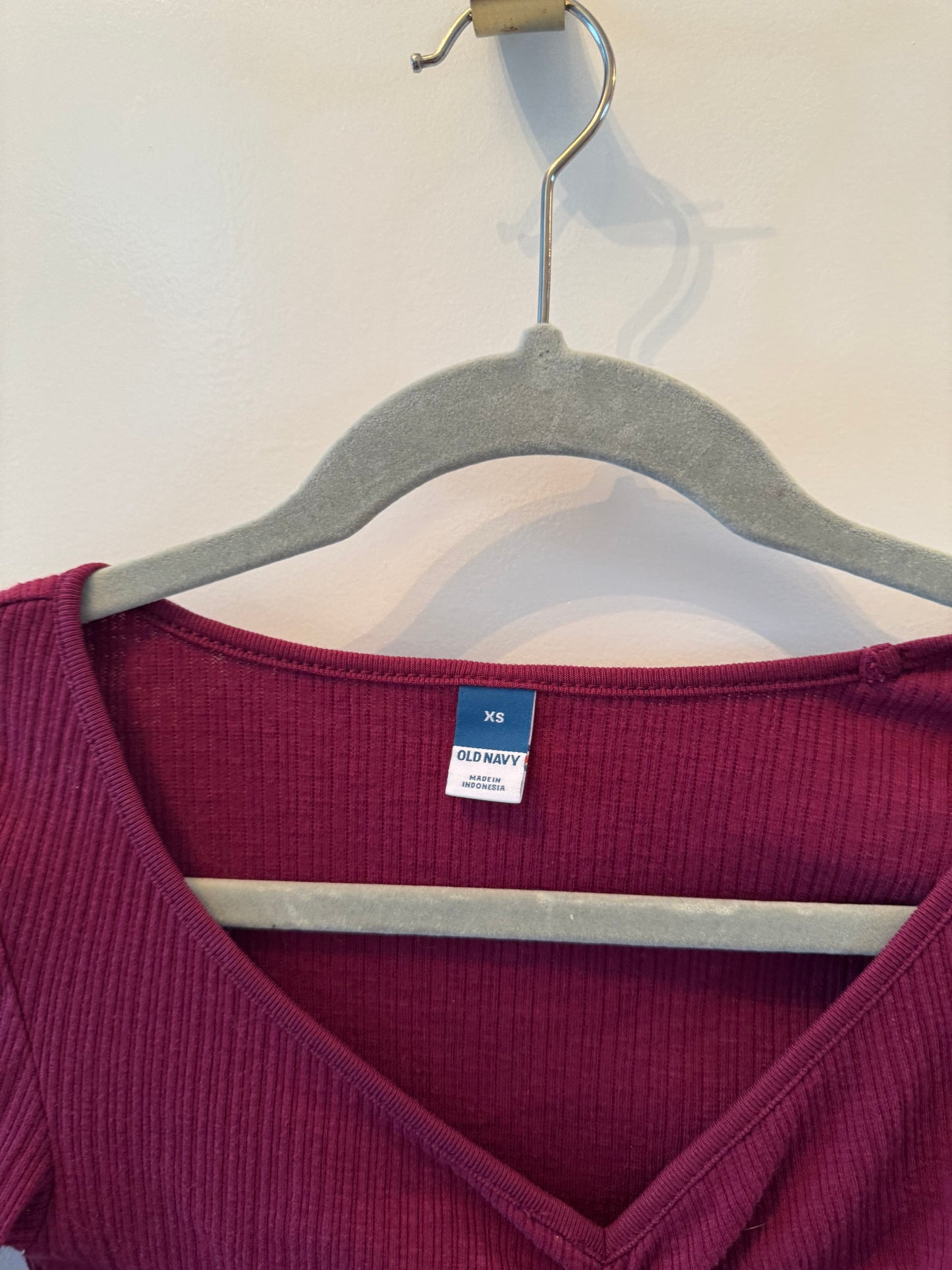 Old Navy Cinch VNeck Top Women’s Size XS Burgundy