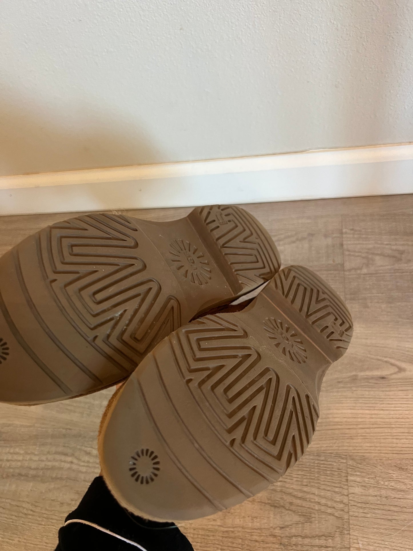 Ugg McKay Boot Women’s Size 8 Chestnut