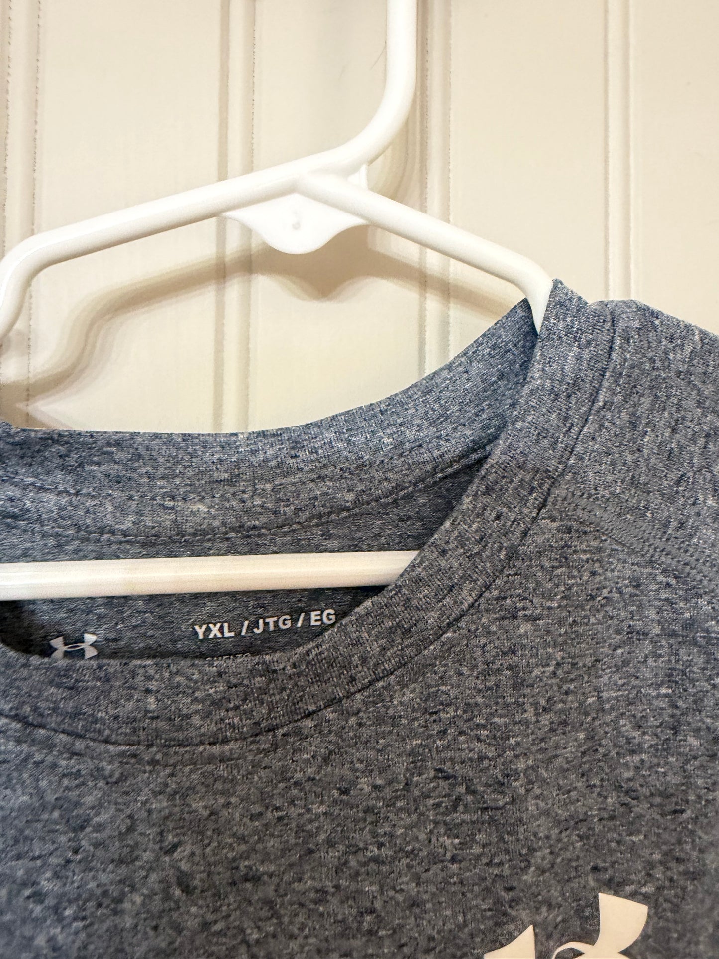 Under Armour Tee Youth Size XL Charcoal Gray