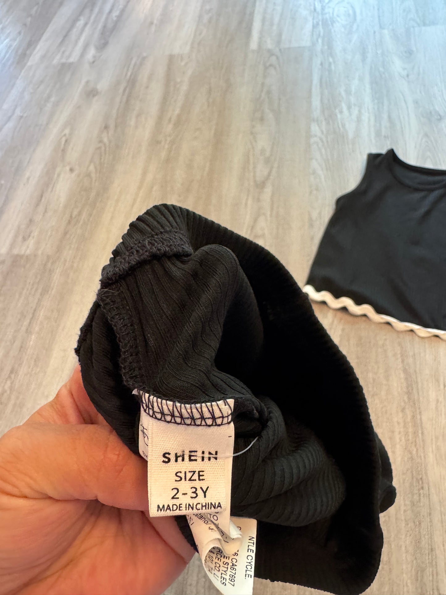 Black & White set size 2/3 years (runs bigger)