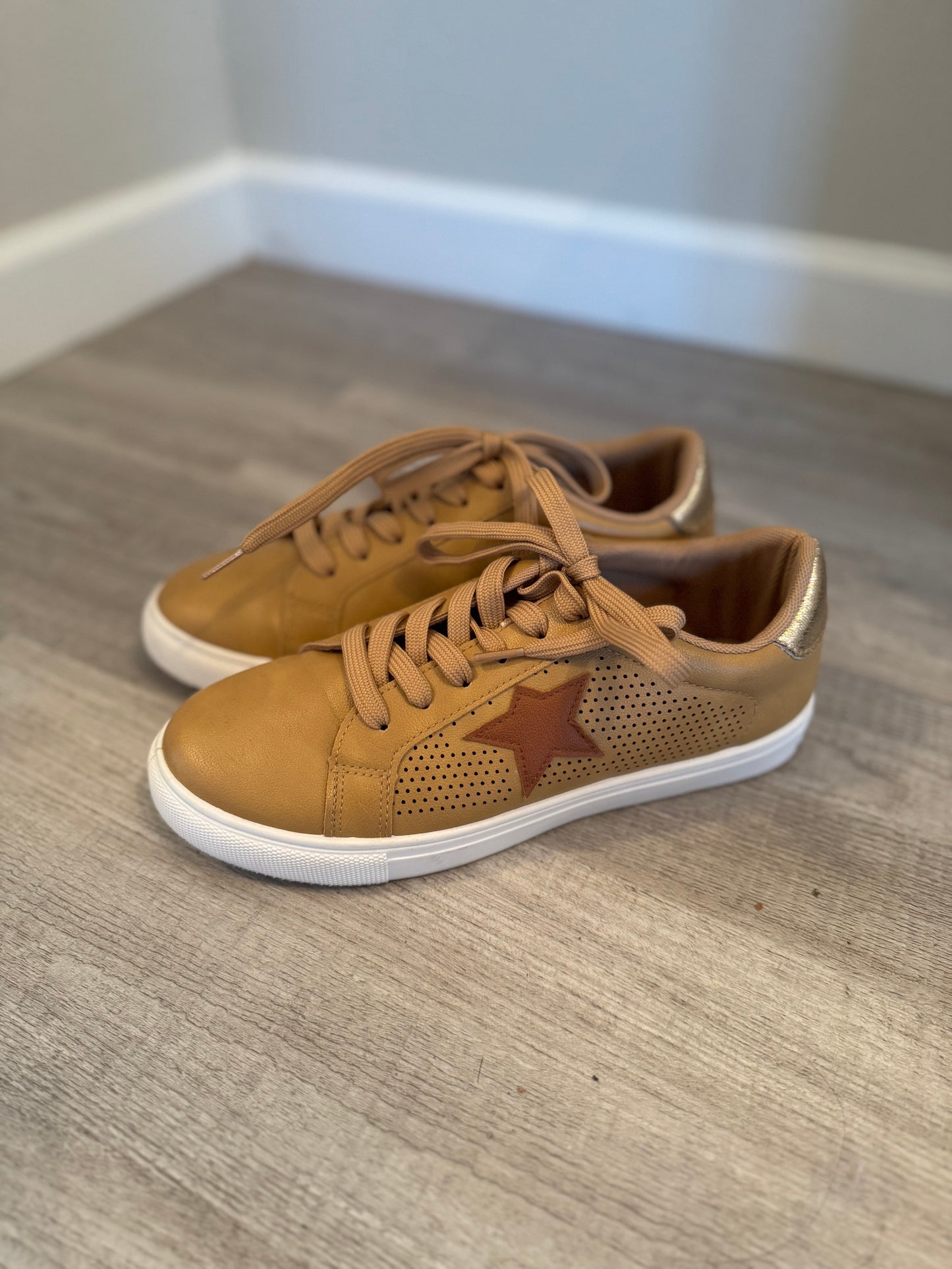 Lightweight Casual Sneaker w Star Women’s Size 8 Cognac