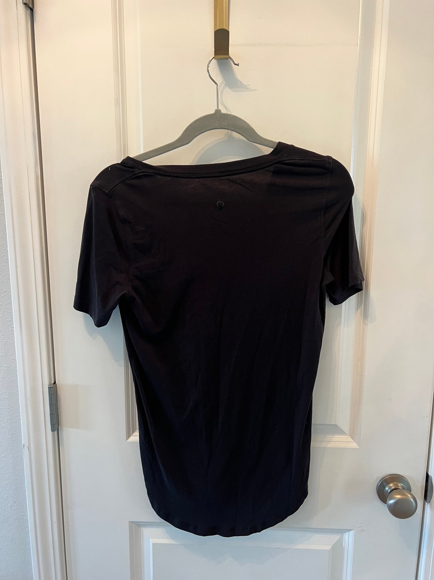 Lululemon VNeck Short Sleeve Active Top Women’s Size 4 Black