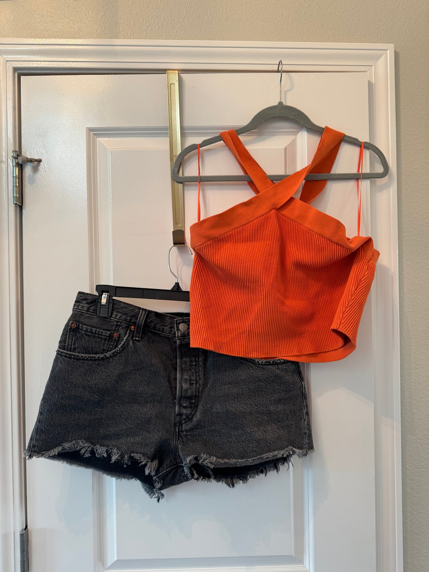Outfit Bundle Babaton Halter Size 2XL Levi’s Shorts Size 32