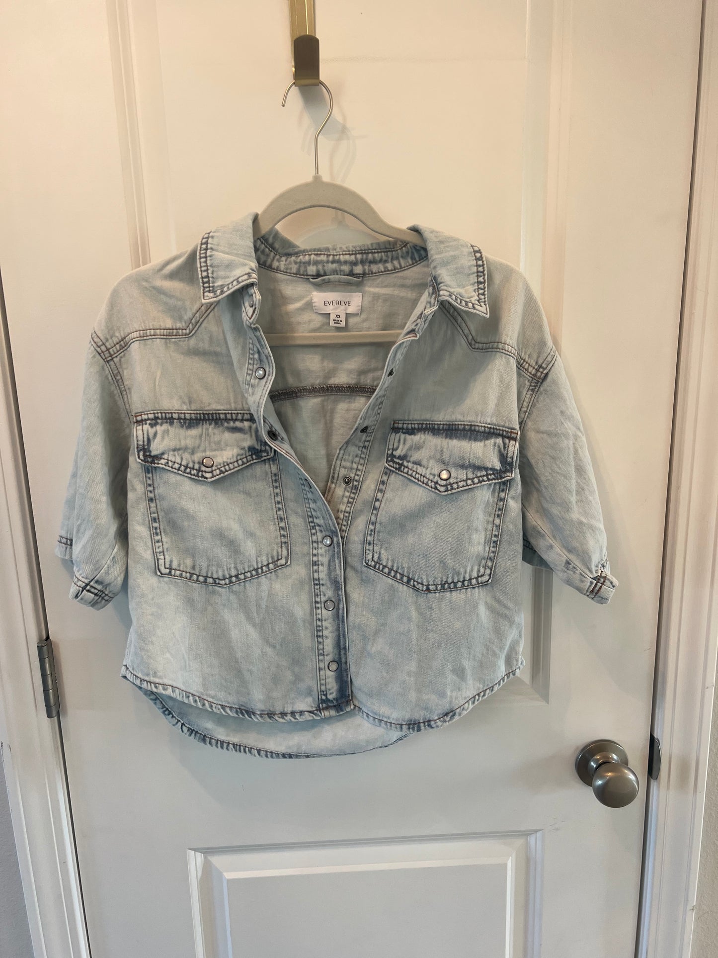 Evereve Button Front Short Sleeve Jean Top Women’s Size XS Light Wash