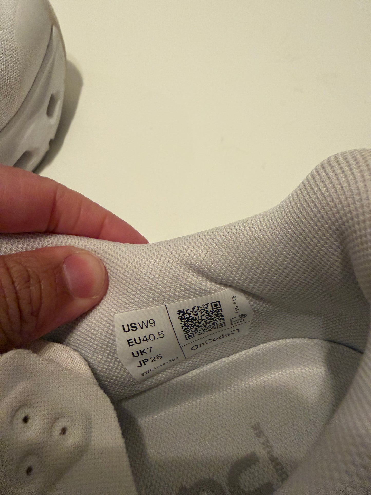 On Cloud Running Women’s Shoes Size 9