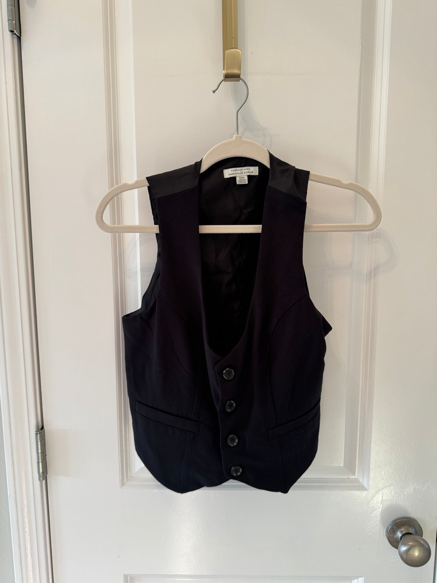 American Eagle x Maddie & Kenzie Ziegler Vest Women’s Medium Black