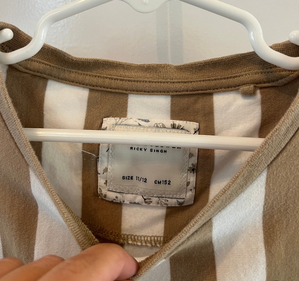 Vertical Stripe Short Sleeve Crew Neck Tee Youth Boy’s Size 11-12 Tan White