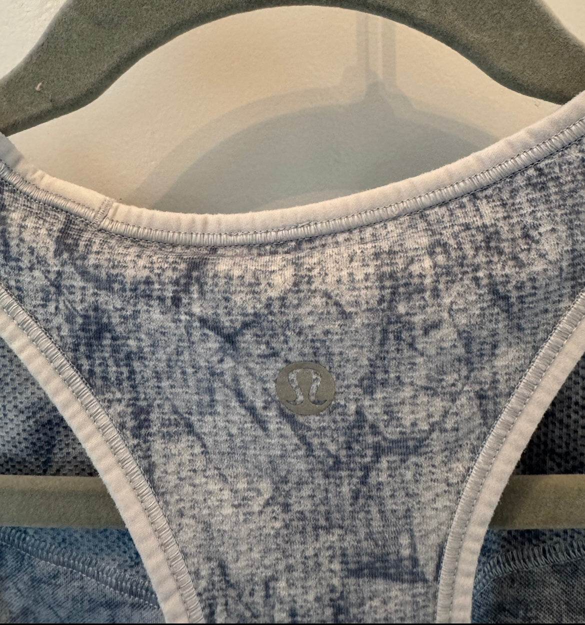 Lululemon Ebb to Train Sports Bra Women’s Size 6 Blue