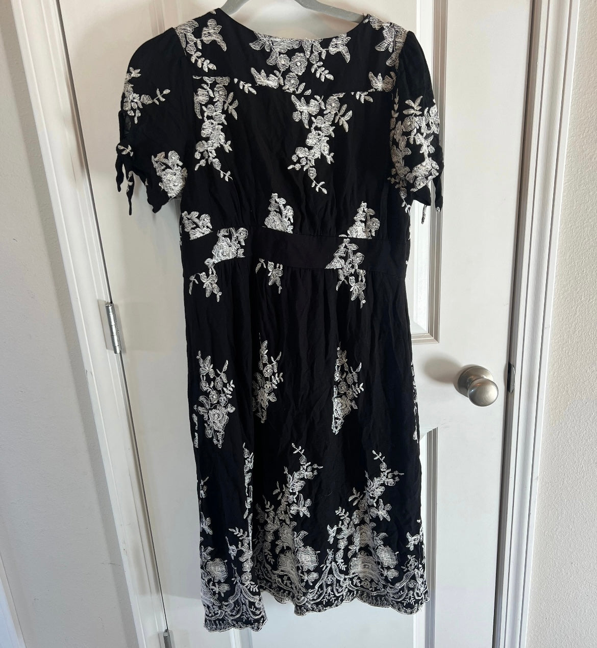 Superfoxx Embroidered Button Front Midi Dress Women’s Size Medium Black