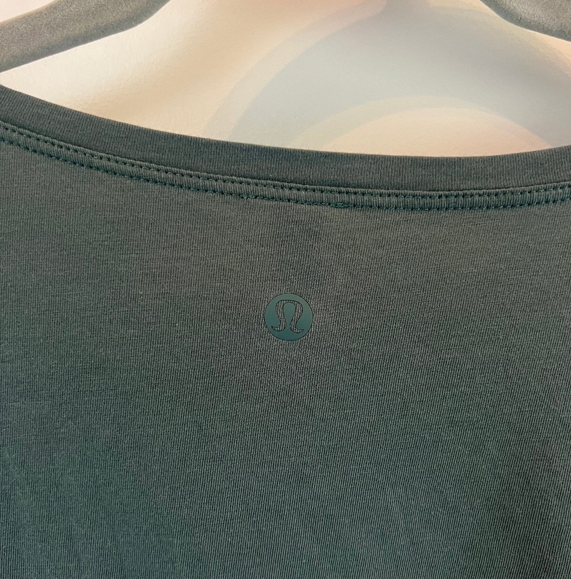 Lululemon Knot Gonna Fly Tee Women’s Size 4 (Small) Graphite Green