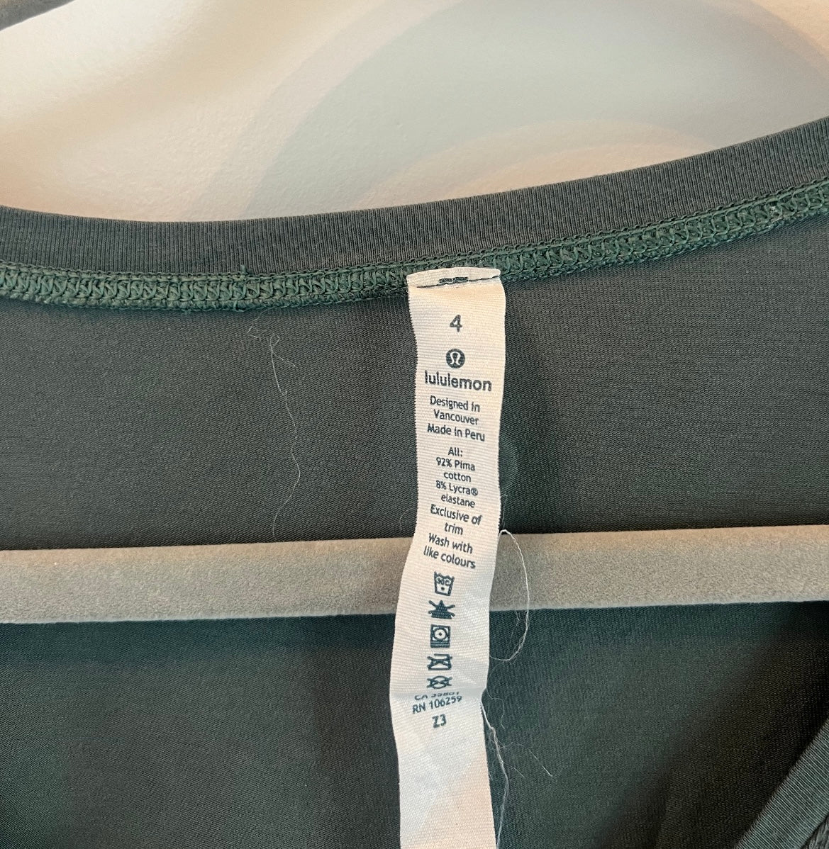 Lululemon Knot Gonna Fly Tee Women’s Size 4 (Small) Graphite Green