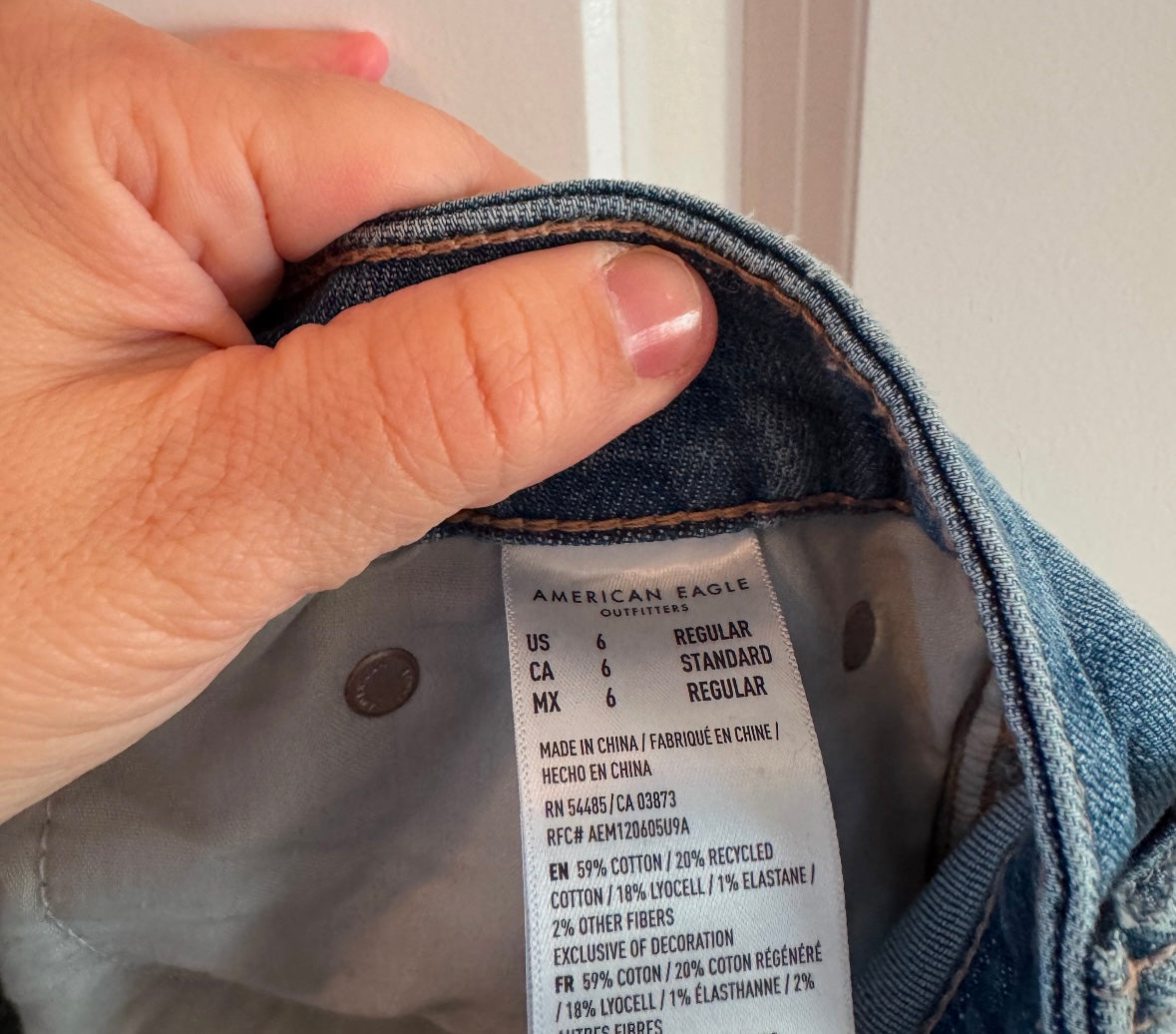 American Eagle Loose Fit Distressed Jeans Women’s Size 6 Regular
