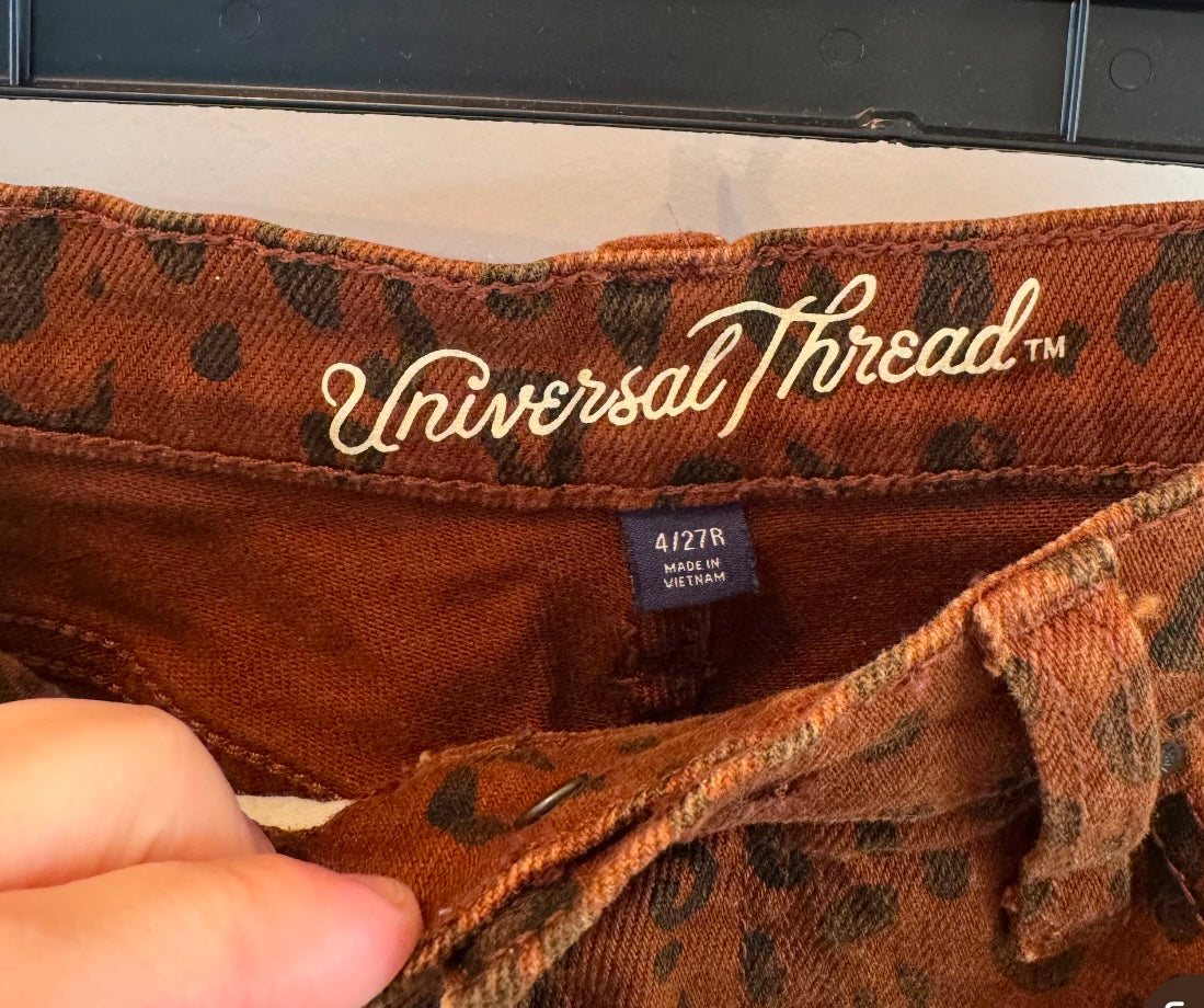 Universal Thread Vintage Straight Jeans Women’s Size 4/27 Reg Leopard