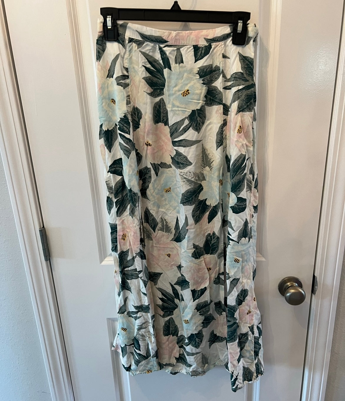 Billabong x The Salty Blonde
Maxi Skirt Women’s Size 27 Medium