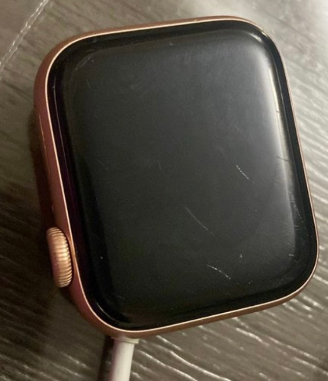 Apple Watch Series 5 (40mm) Gold with Original Apple Charger