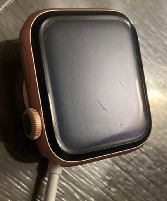 Apple Watch Series 5 (40mm) Gold with Original Apple Charger