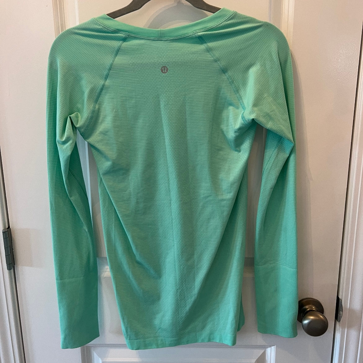 Lululemon Long Sleeve Crewneck Active Shirt Women’s Size 6 Mint