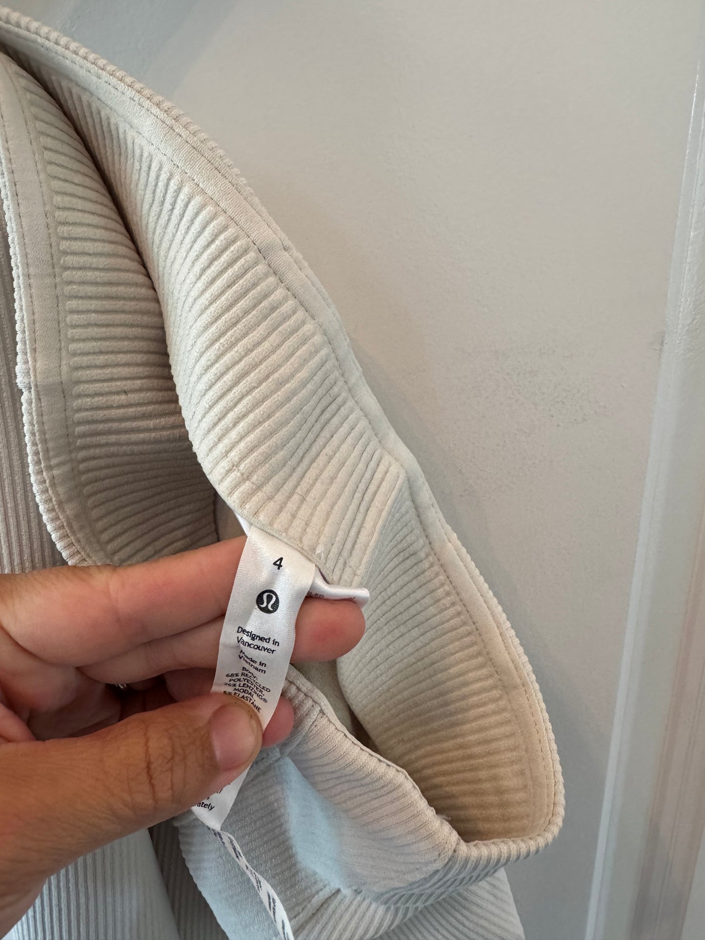 Lululemon High Rise Flare Leggings Women’s Size 4 Light Tan