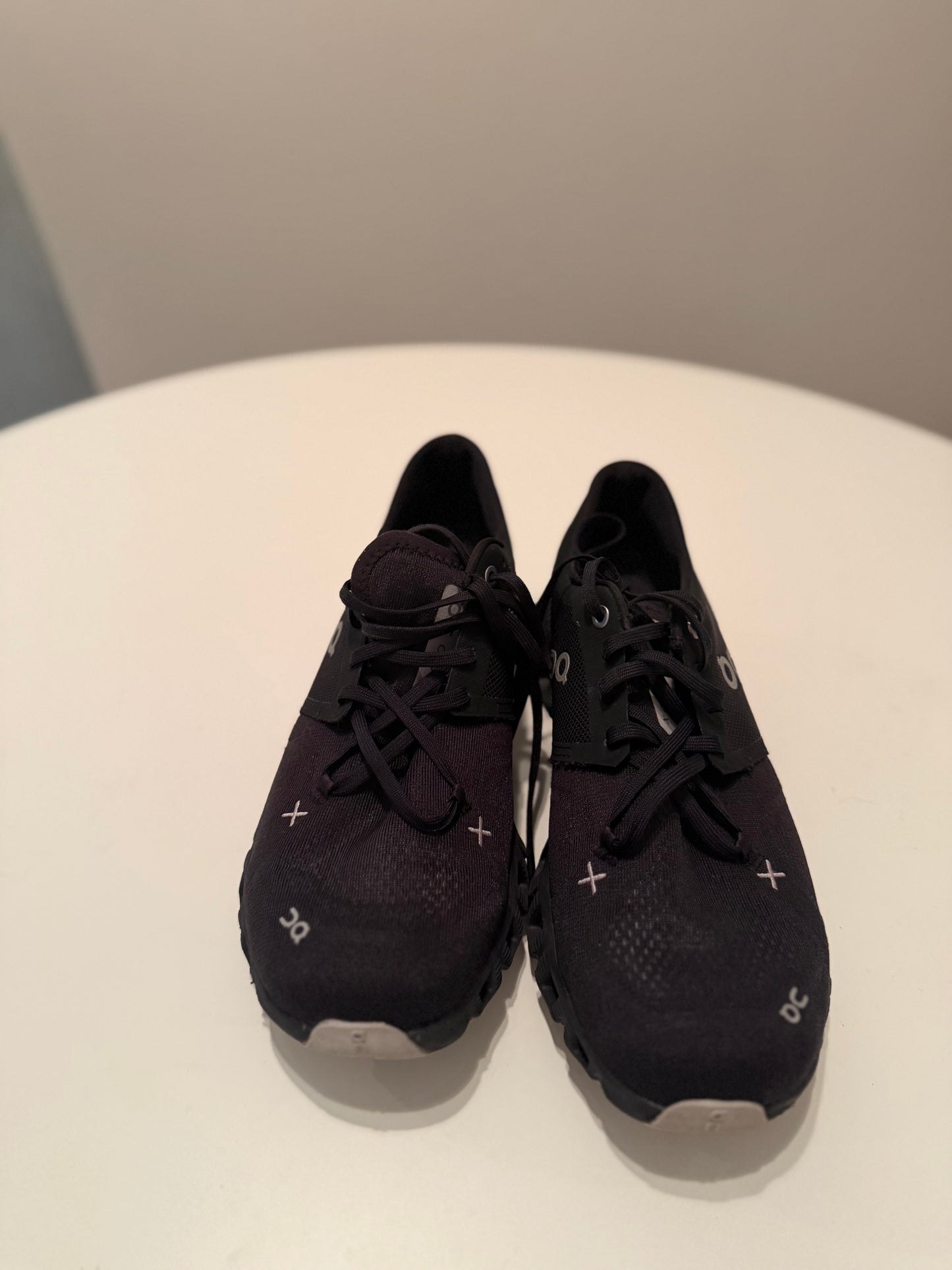 On Cloud Running Black & White Shoes Size women’s 9.5
