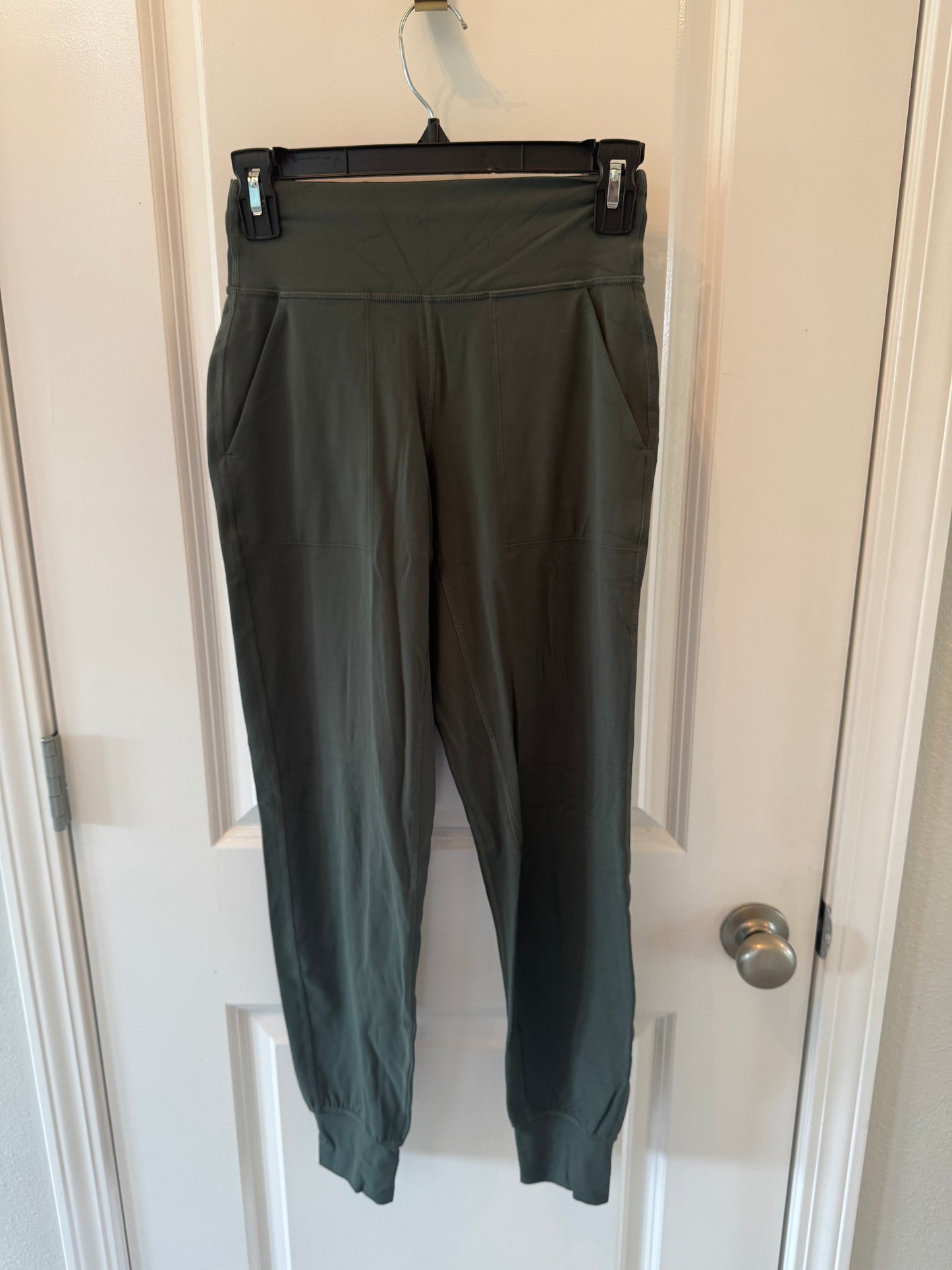Lululemon Joggers w Pockets Women’s Size 4 Olive