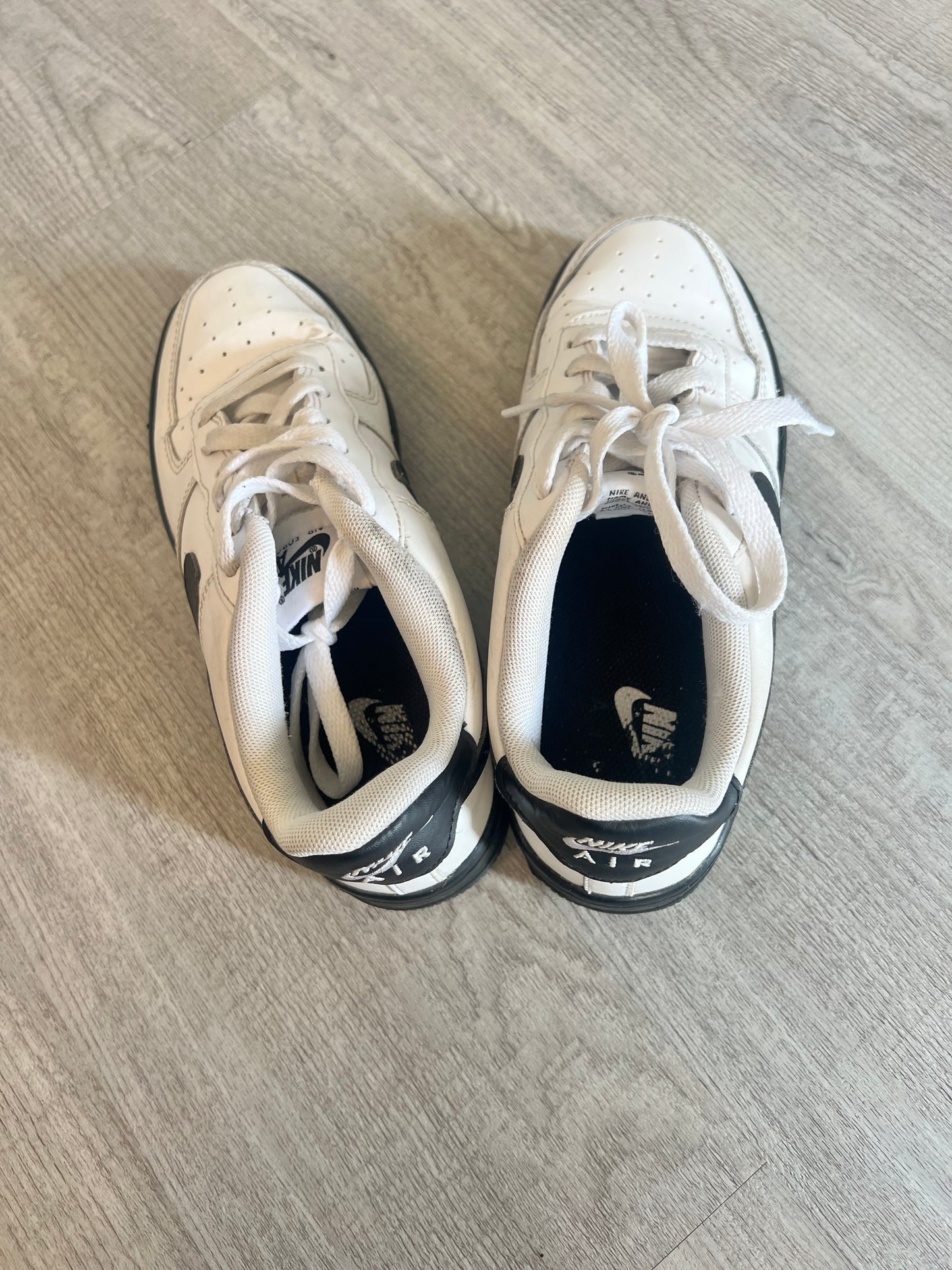 Nike Sneakers Boy’s Big Kid Size 5 White