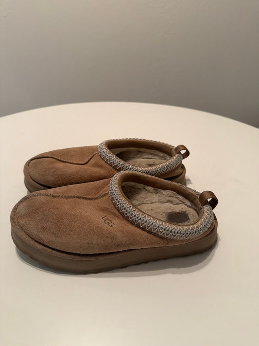 Ugg slippers size youth 5