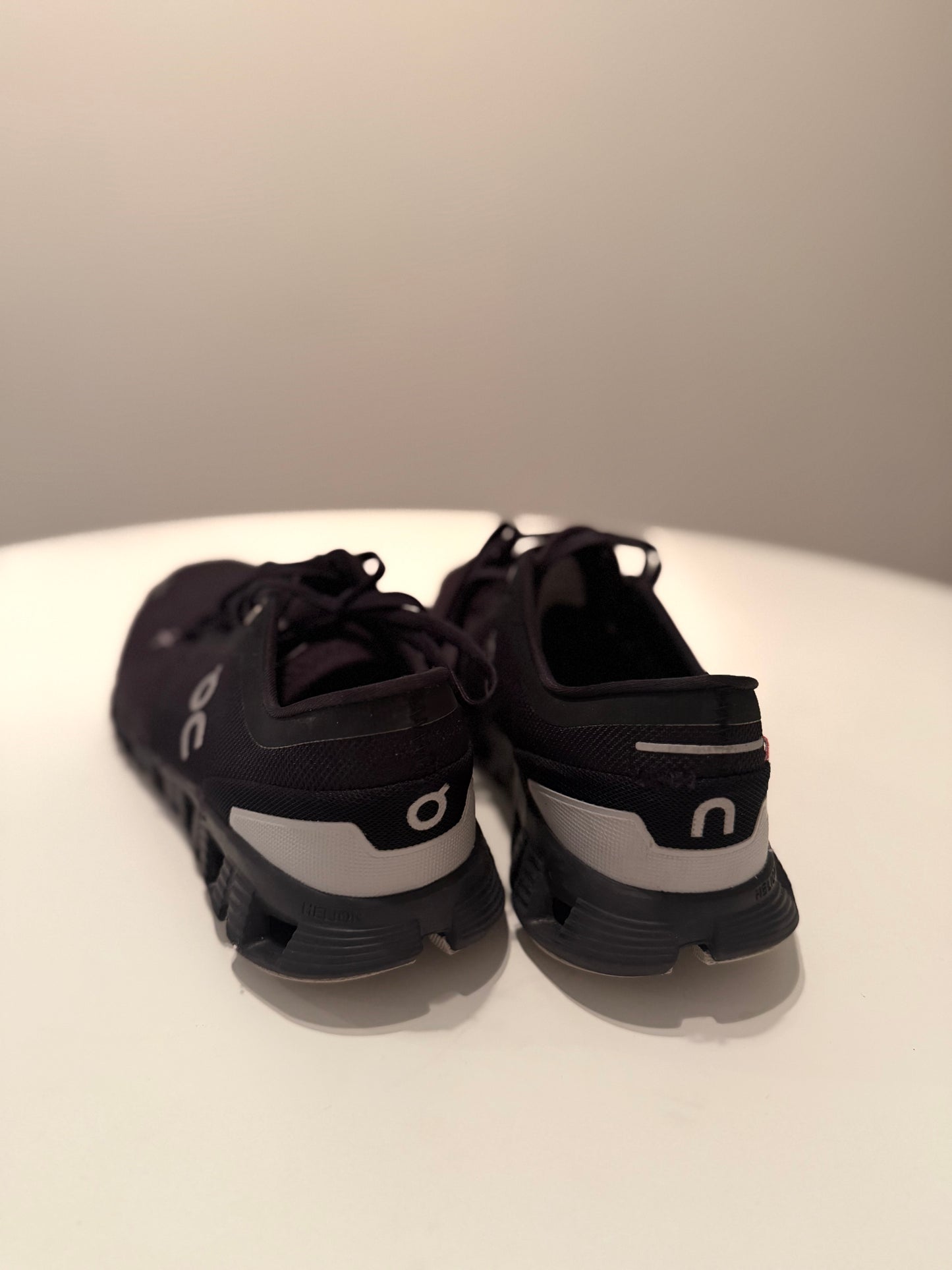 On Cloud Running Black & White Shoes Size women’s 9.5