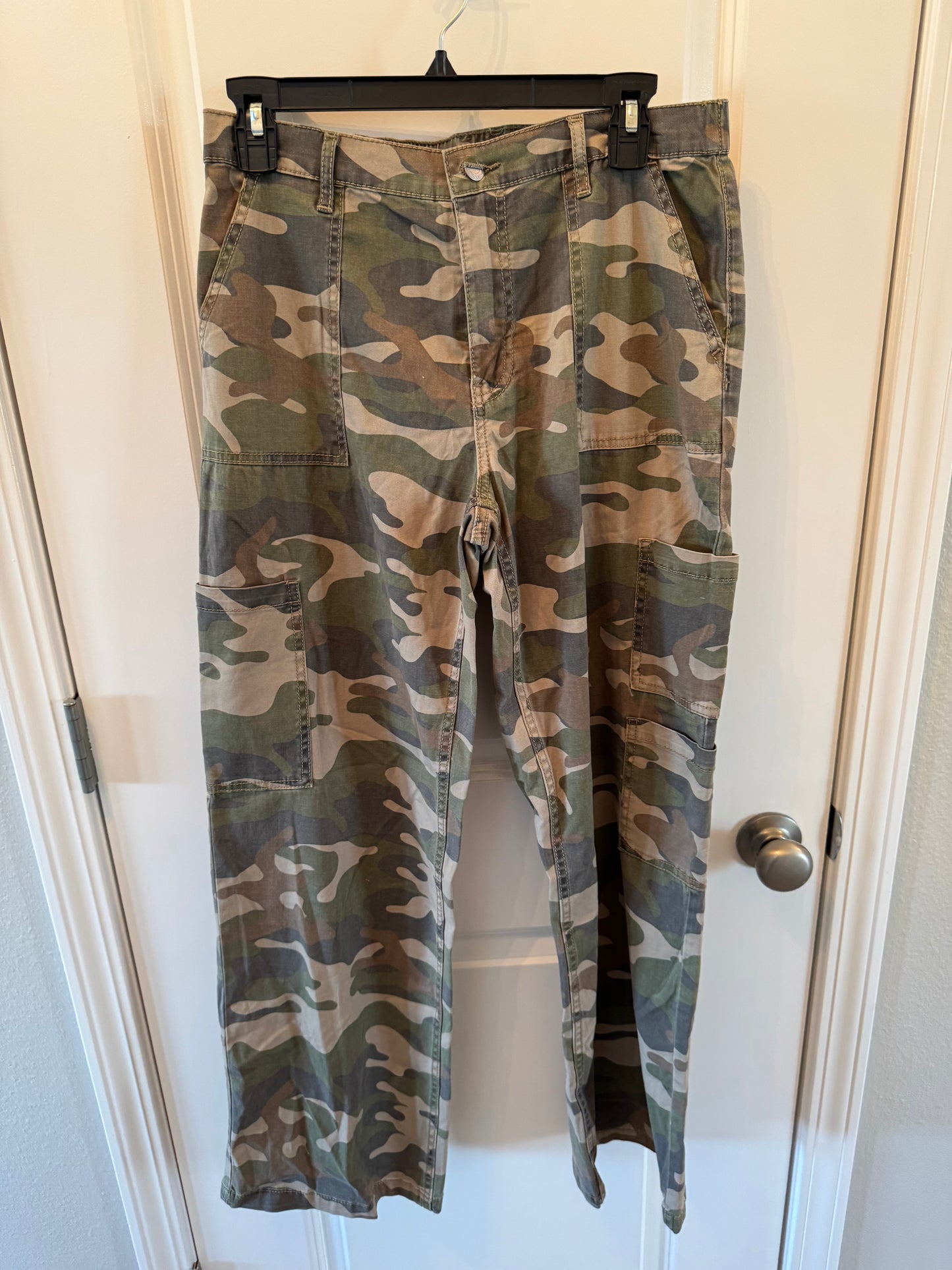 No Boundaries Camo Cargo Pants Women’s Medium