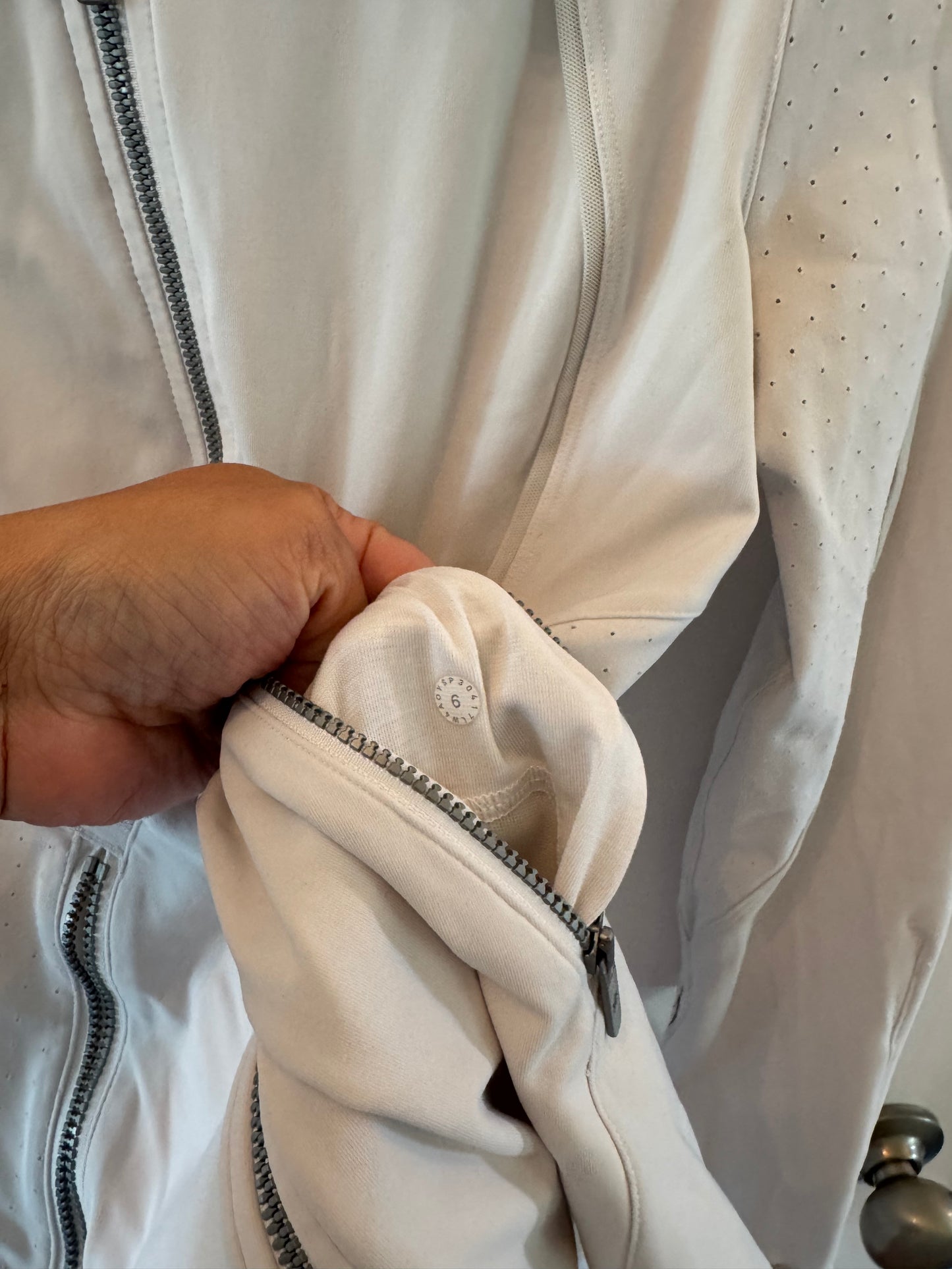 Lululemon Jacket Women’s Size 6 (black stain on sleeve as shown)