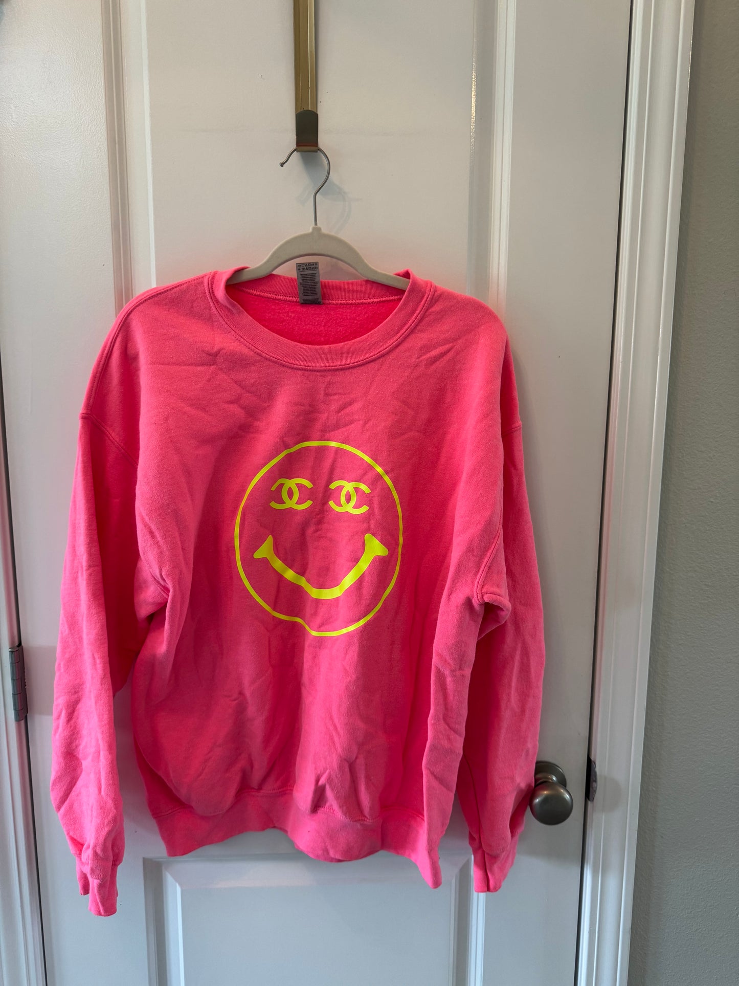 Smiley Face Graphic Sweatshirt Women’s Large Hot Pink
