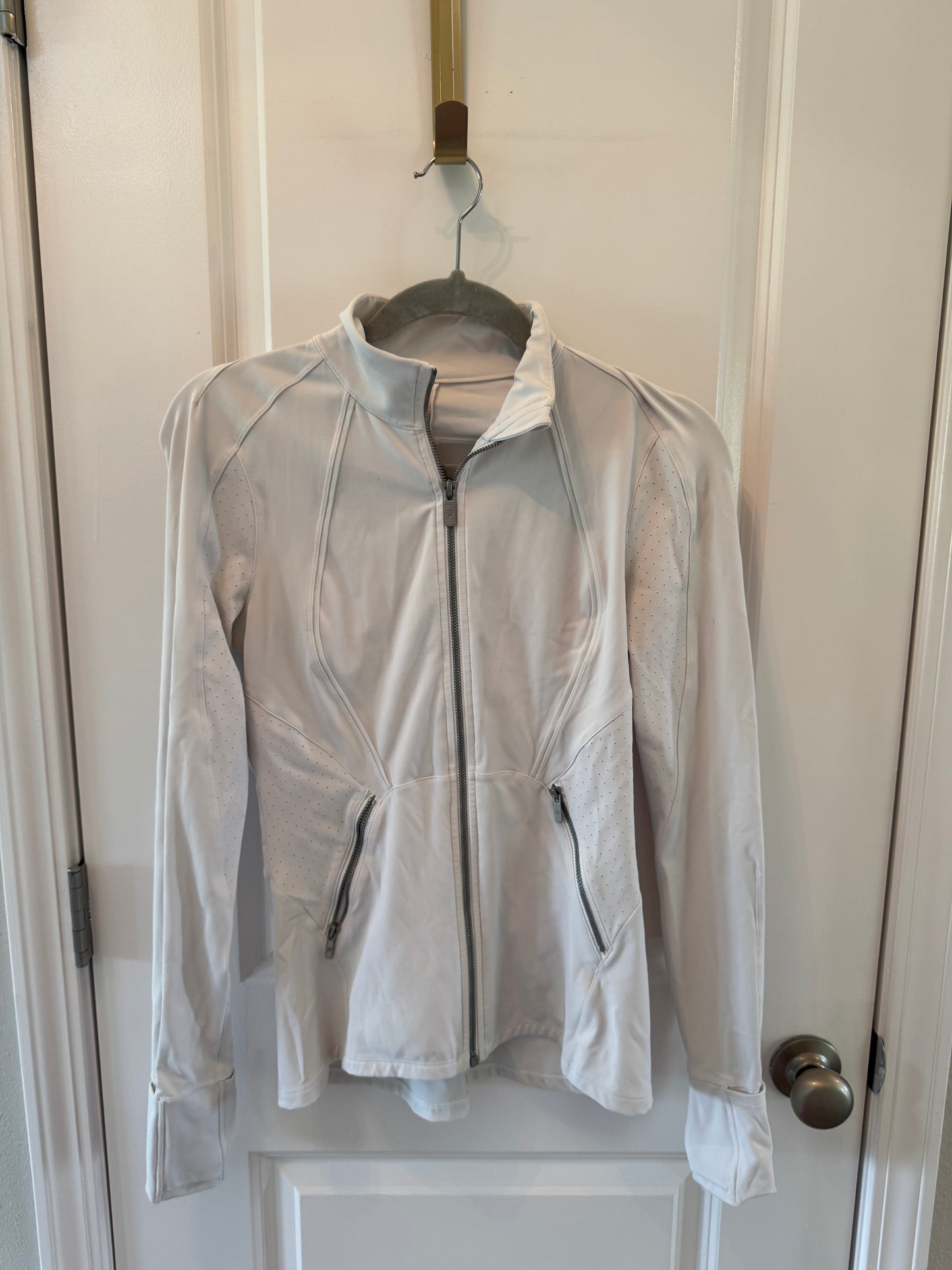 Lululemon Jacket Women’s Size 6 (black stain on sleeve as shown)