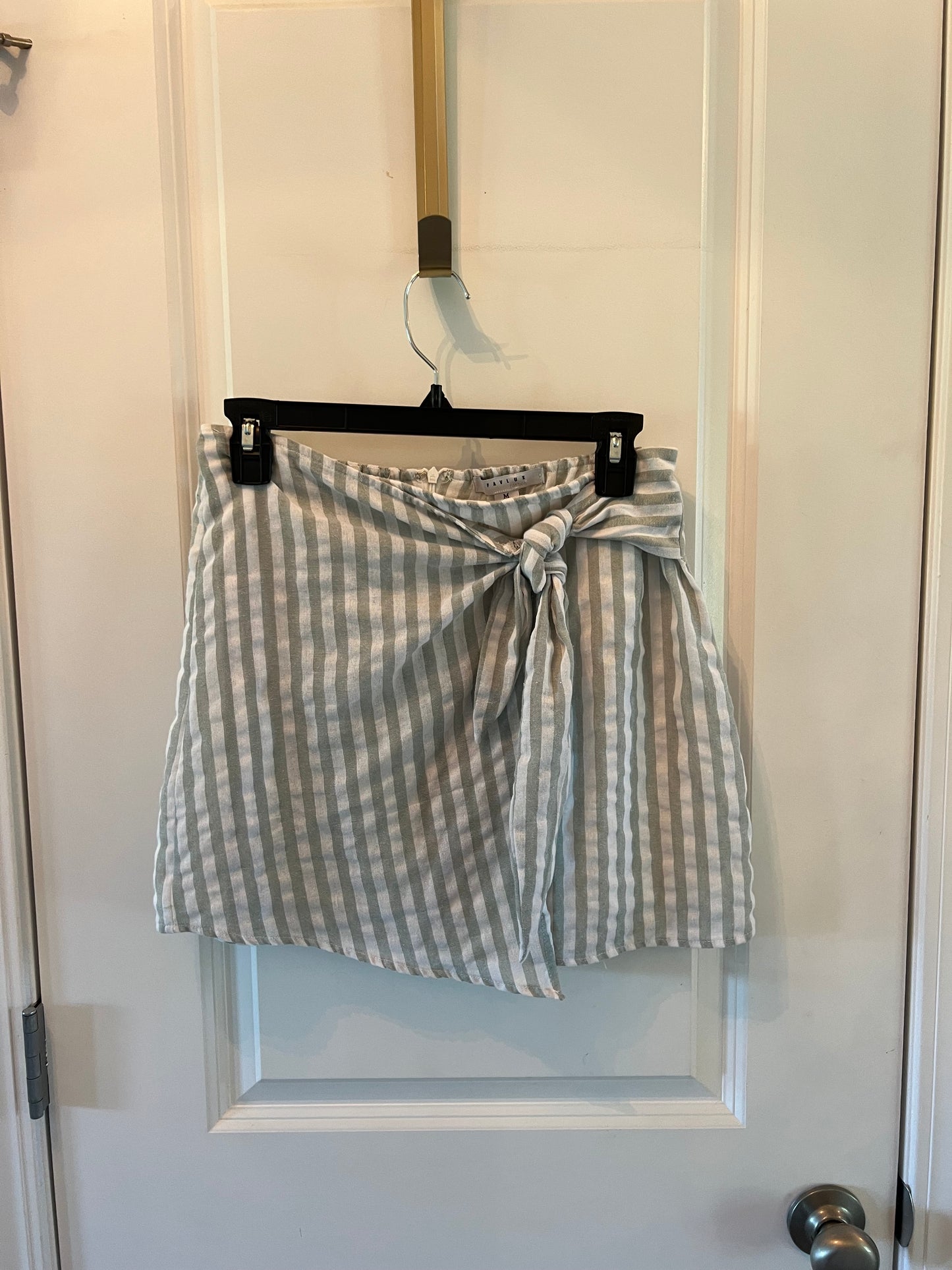 Knot Front Stripe Skirt Women’s Size Medium Gray