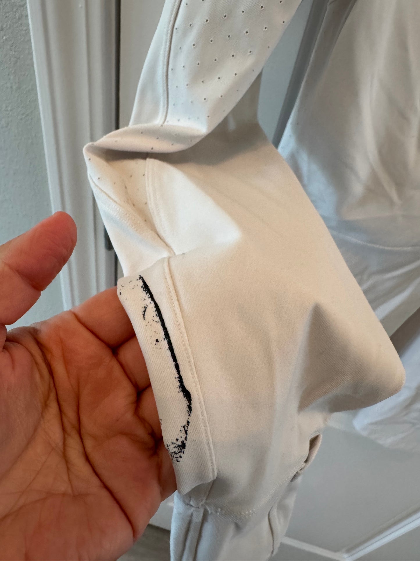 Lululemon Jacket Women’s Size 6 (black stain on sleeve as shown)