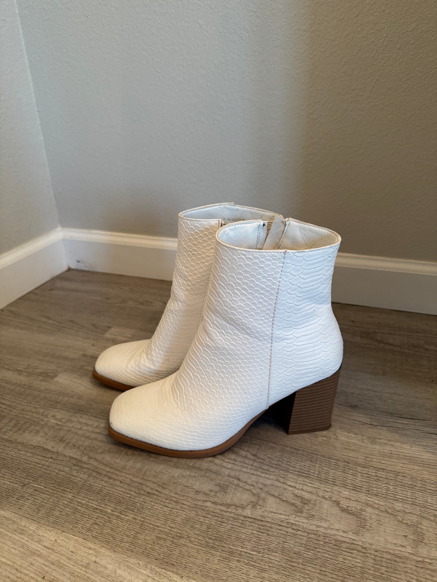 Pierre Dumas White Boots Size 8