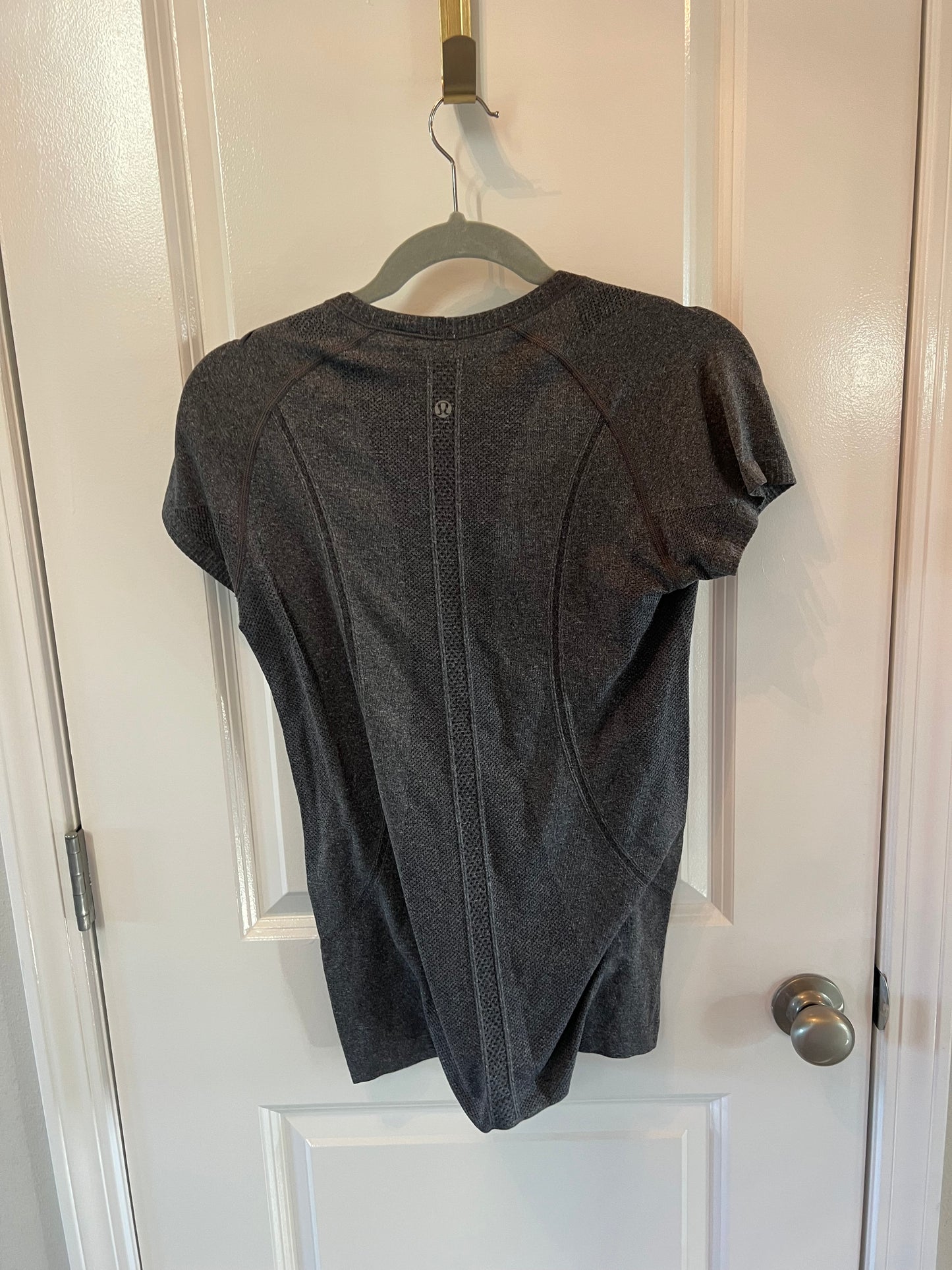 Lululemon Swiftly Tech Short Sleeve Shirt Women’s Size 8 Charcoal