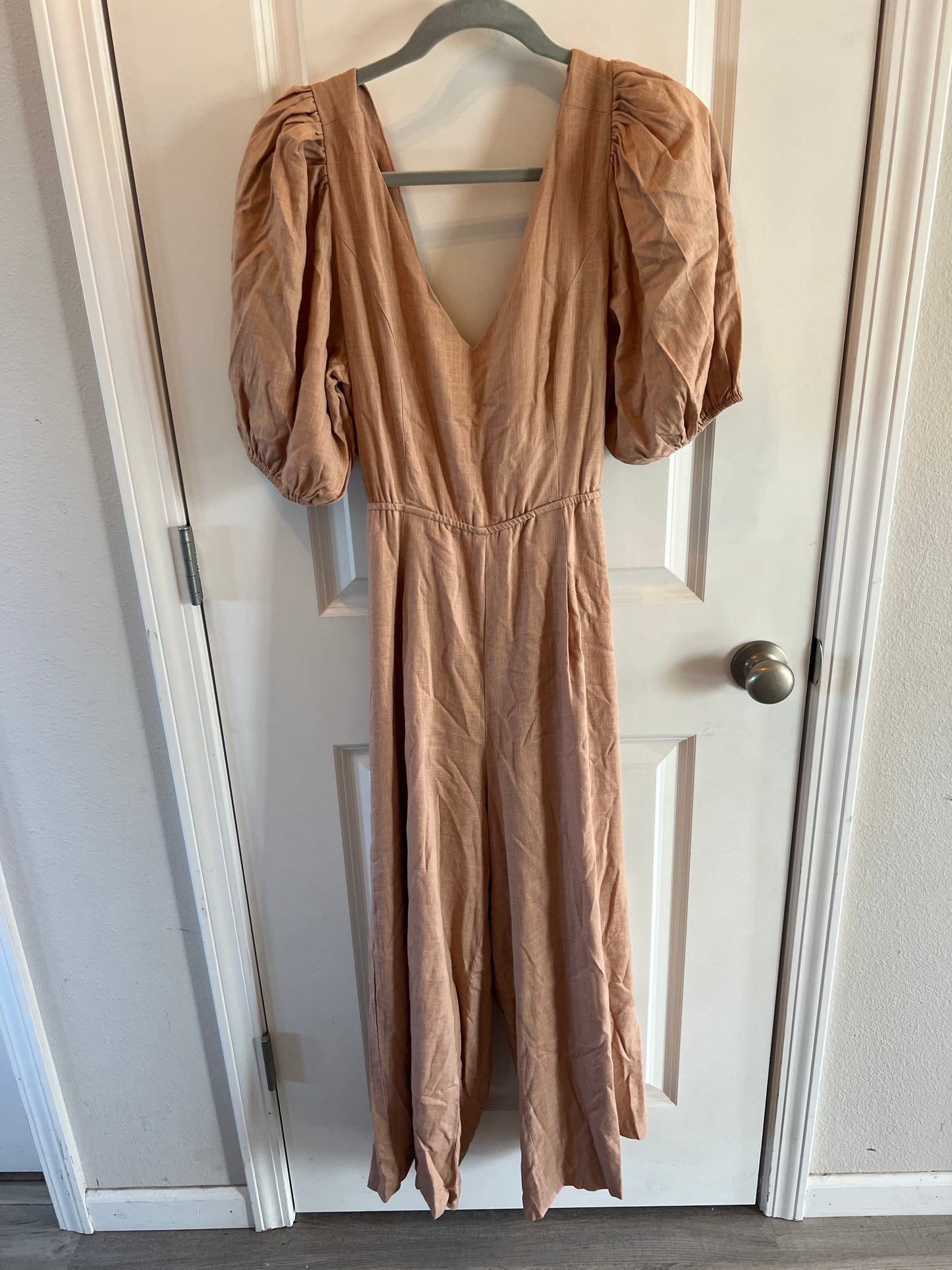 Jumpsuit w Puff Sleeves Open Back Women’s Size Medium 8-10 Tan